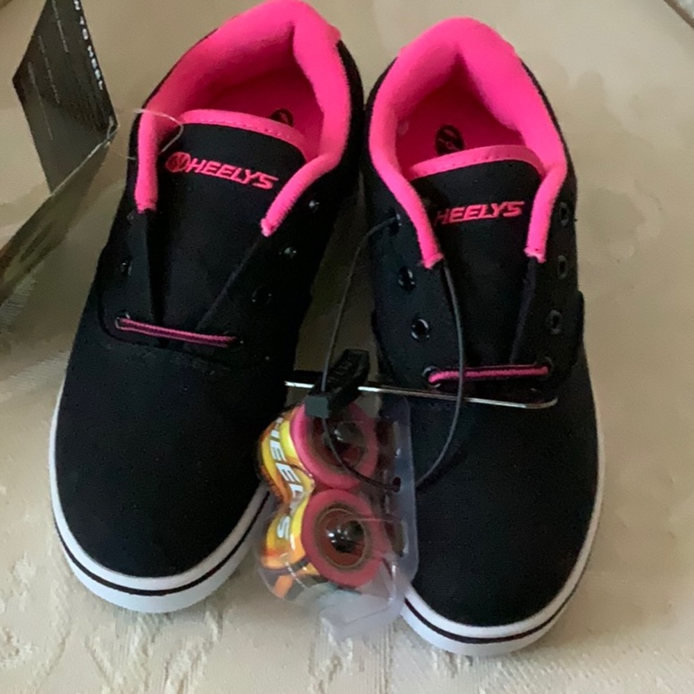 Girls 4 or Women’s 5 Black and Pink Heelys